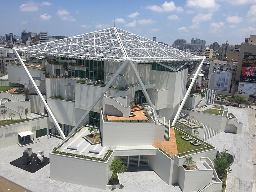 臺(tái)南藝術(shù)博物館，五邊形屋頂天篷下的堆疊體塊